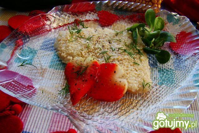 Karmazyn w sezamie podany z truskawkami  Karmazyn w sezamie podany z truskawkami