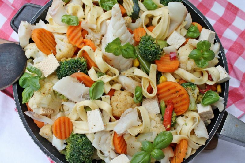 Karmazynowy makaron z warzywami  Karmazynowy makaron z warzywami