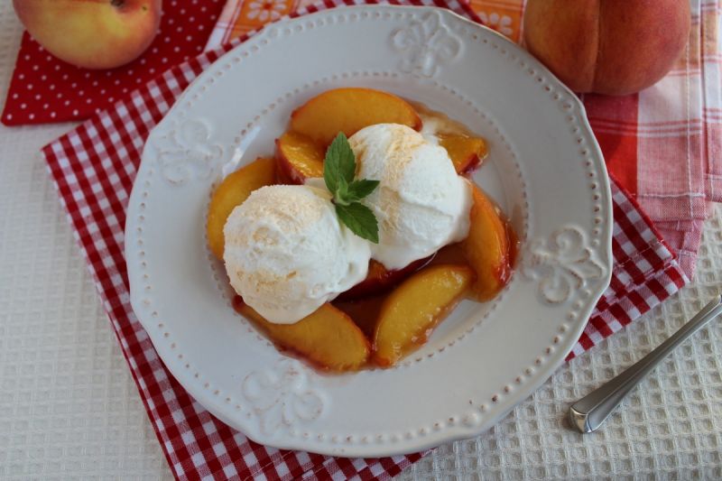 Karmelizowane brzoskwinie z lodami Karmelizowane brzoskwinie z lodami