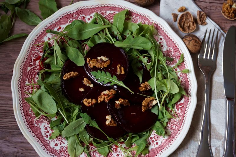 Karmelizowane buraki z orzechami na rukoli