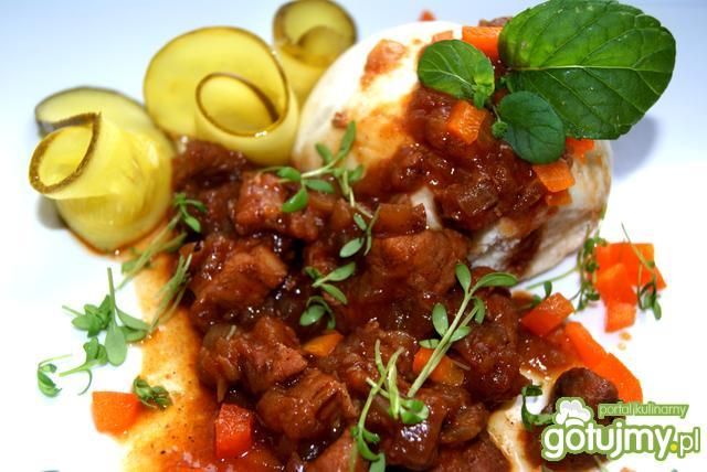 Karmelizowany gulasz wieprzowy