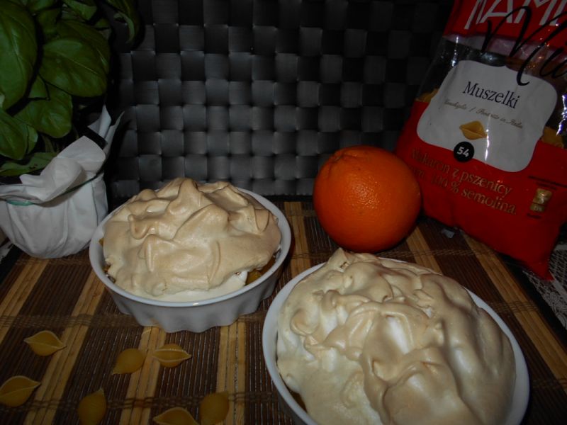 Karmelizowany makaron pod bezową pierzynką