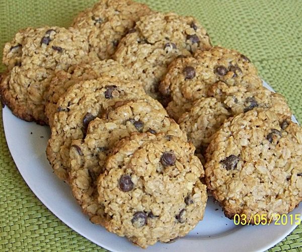 Karmelowe ciastka owsiane z czekoladą