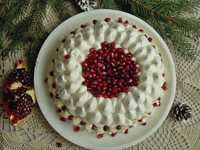 Karmelowy torcik bezowy z granatem Karmelowy torcik bezowy z granatem