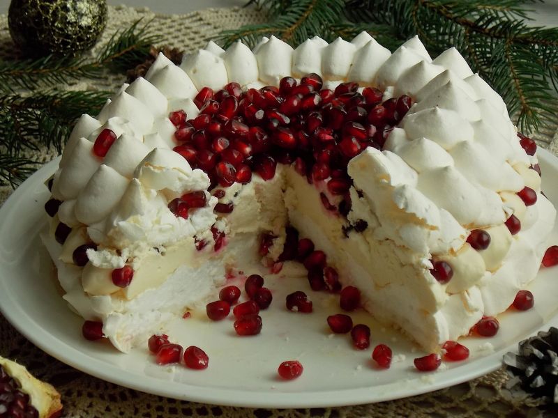 Karmelowy torcik bezowy z granatem Karmelowy torcik bezowy z granatem