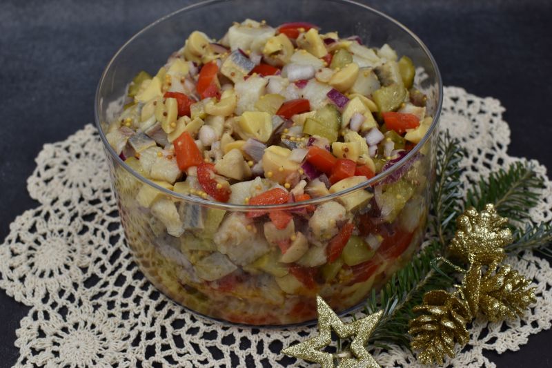 Karnawałowa sałatka śledziowa