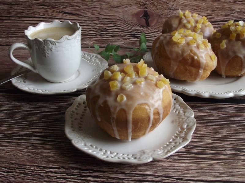 Karnawałowe pączki z lukrem i skórką pomarańczy