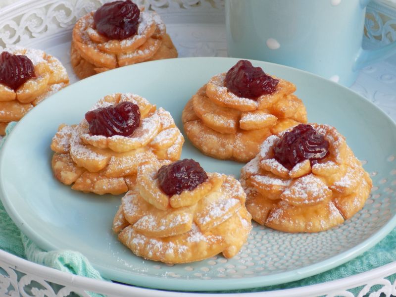 Karnawałowe róże na jogurcie z konfiturą