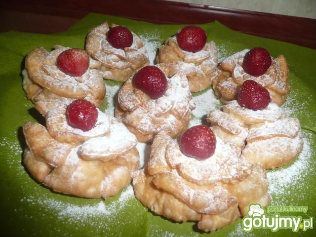 Karnawałowe róże z truskawkami Karnawałowe róże z truskawkami