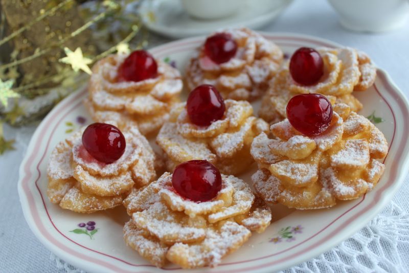 Karnawałowe róże z wisienką Karnawałowe róże z wisienką