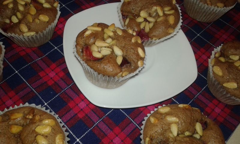 Karobowe babeczki ze śliwkami i piniami