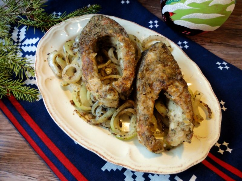 Karp marynowany w cebuli i majeranku