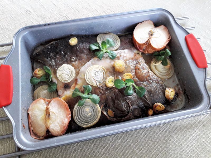 Karp pieczony z cebulą, porem i jabłkiem Karp pieczony z cebulą, porem i jabłkiem