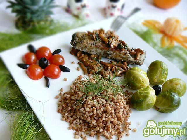 Karp w otrębach pod kurkami z gryczaną 