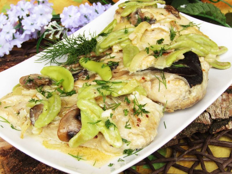 Karp w śmietanie z pieczarkami i makaronem  Karp w śmietanie z pieczarkami i makaronem