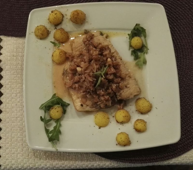 Karp z karmelizowanymi orzechami