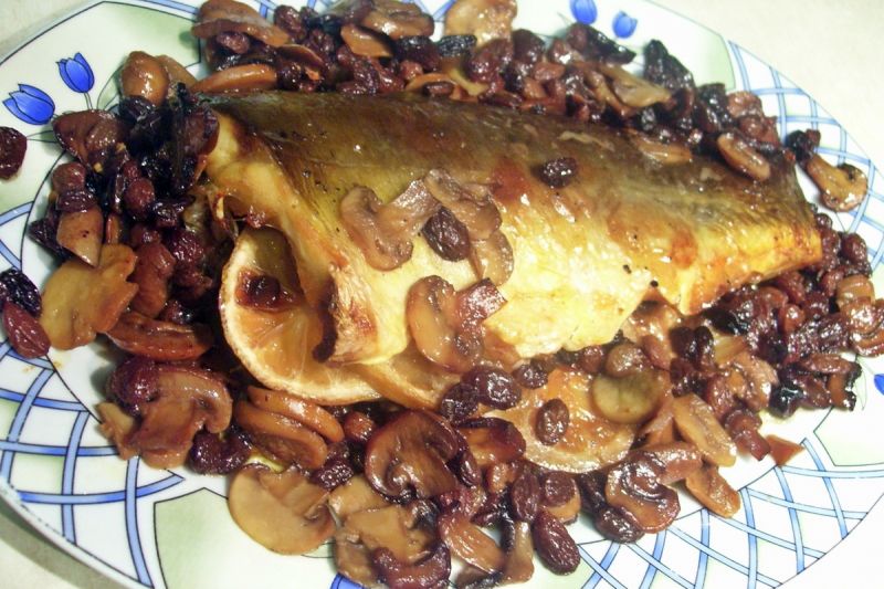 Karp z pieczarkami i rodzynkami