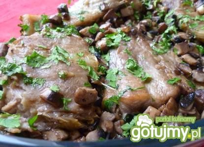 Karp zapiekany z pieczarkami  Karp zapiekany z pieczarkami