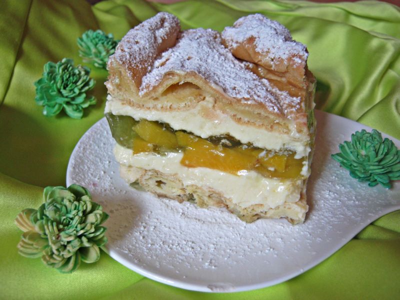 Karpatka z brzoskwiniami i galaretką Karpatka z brzoskwiniami i galaretką