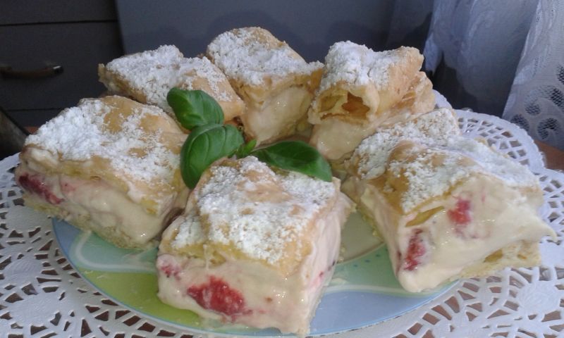 Karpatka z masą budyniową i truskawkami Karpatka z masą budyniową i truskawkami