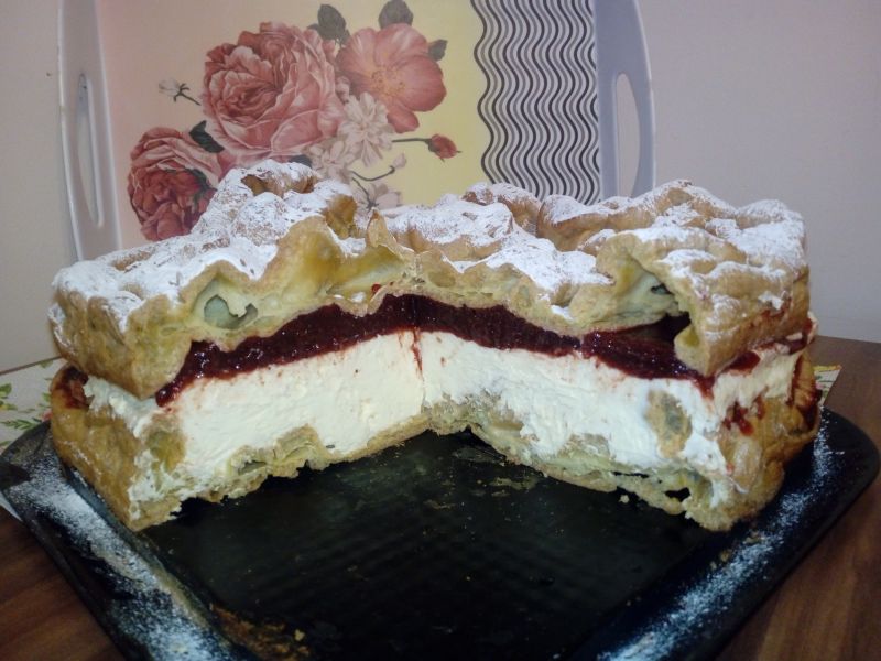 Karpatka z musem truskawkowym Karpatka z musem truskawkowym