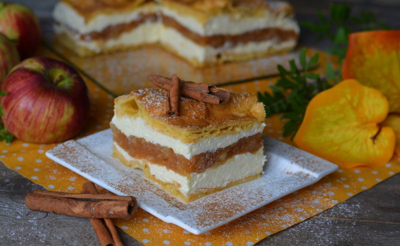 Karpatka z musem z jabłek i nutą cynamonu