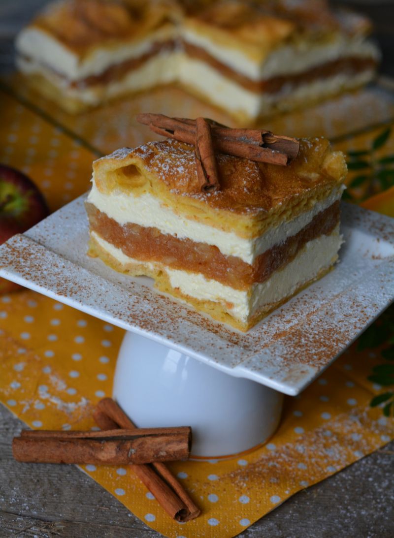 Karpatka z musem z jabłek i nutą cynamonu