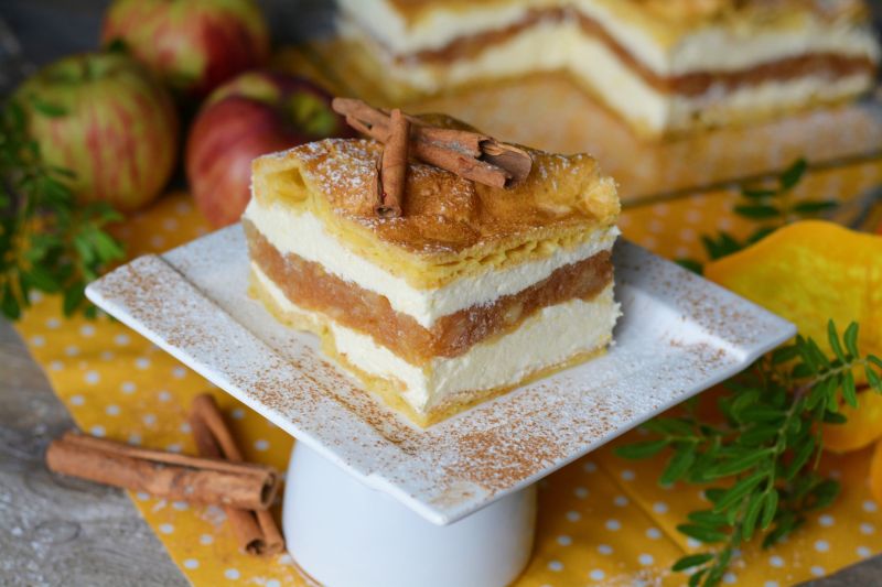 Karpatka z musem z jabłek i nutą cynamonu