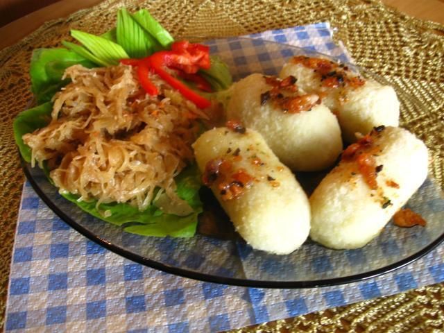 Kartacze z mięsem i kapustą zasmażaną.