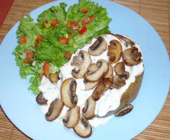 Kartofel z twarozkiem i grzybkami.