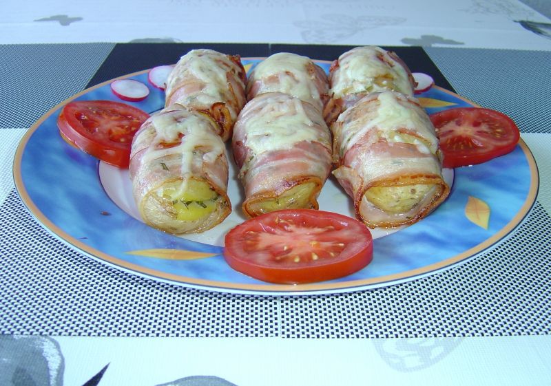 Kartofelki z piekarnika w bekonowym płaszczyku Kartofelki z piekarnika w bekonowym płaszczyku