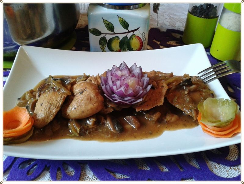 Kąski kurczaka w sosie pieczarkowo-ogórkowym