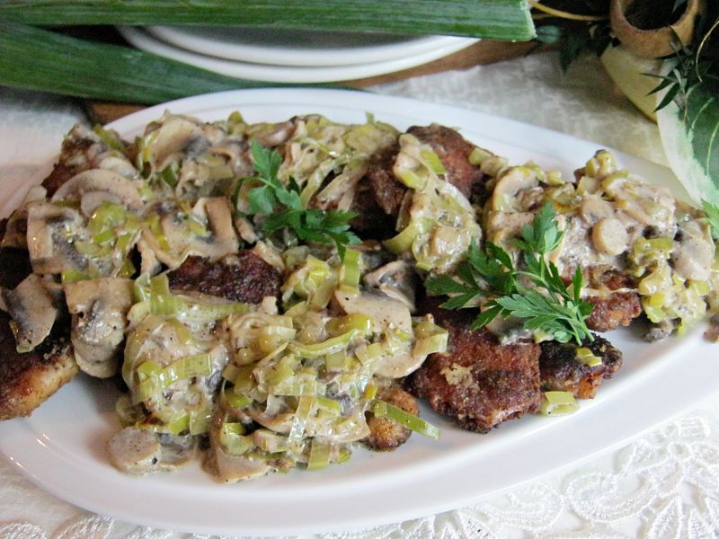 Kąski schabowe z sosem porowo-pieczarkowym