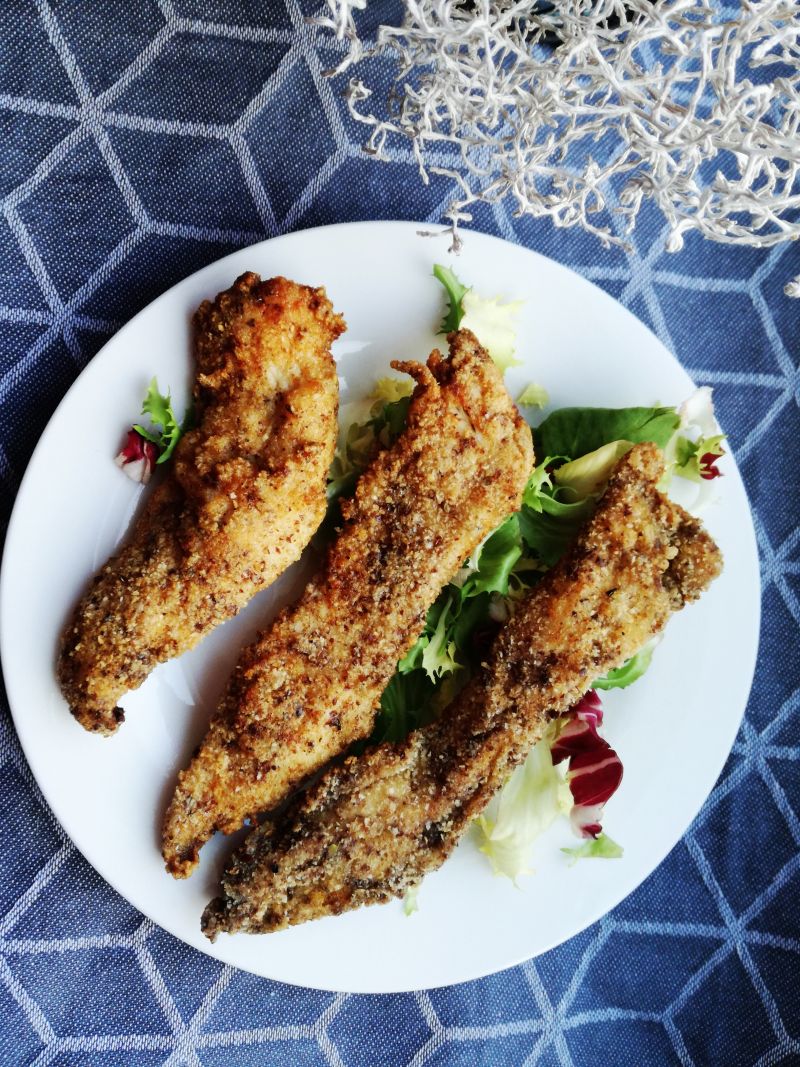 Kąski z kurczaka w panierce z siemienia