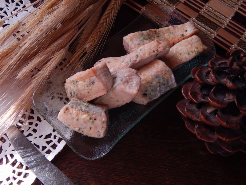 Kąski z łososia w marynacie