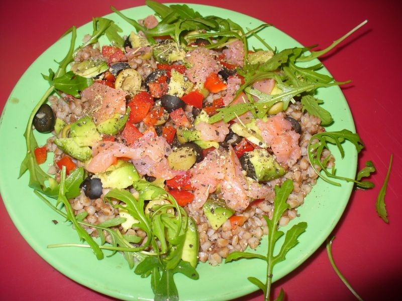 Kasz gryczana z łososiem i oliwkami