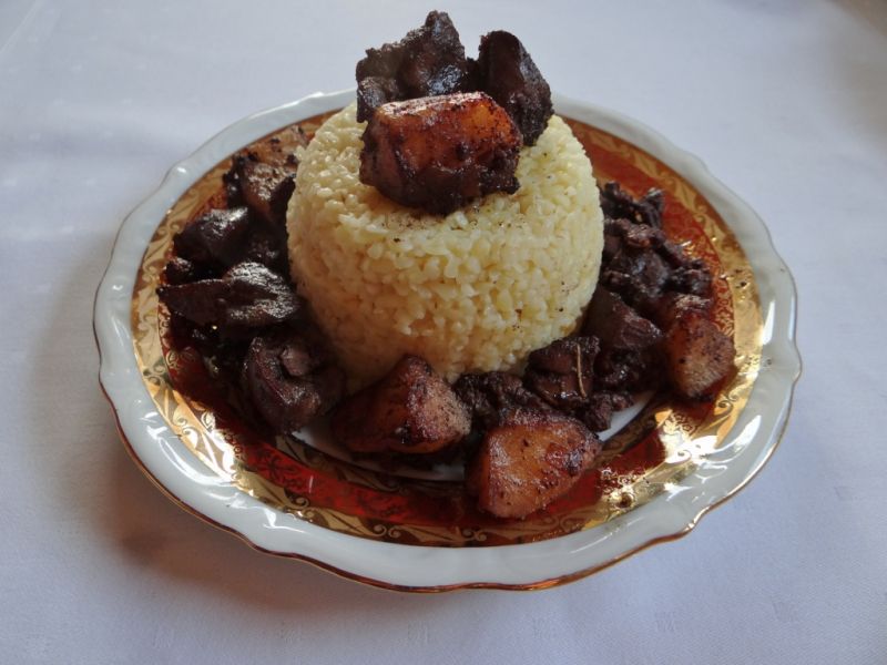 Kasza bulgur z wątróbką w czerwonym winie 