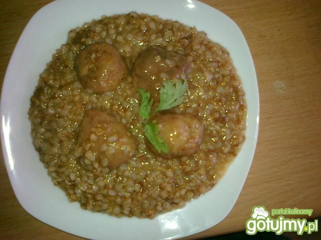 Kasza gryczana w sosie z pulpetami 