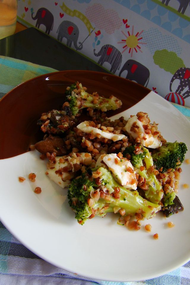 Kasza gryczana z brokułem i mozzarellą Kasza gryczana z brokułem i mozzarellą