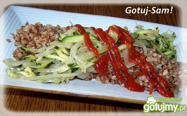 Kasza  gryczana z cukinią. 