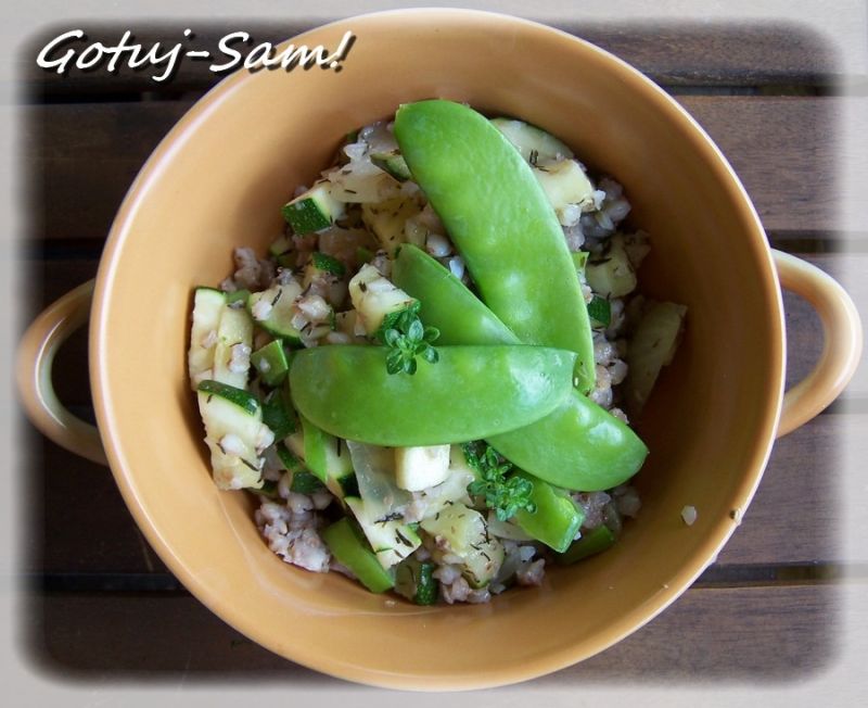 Kasza gryczana z cukinią i groszkiem 