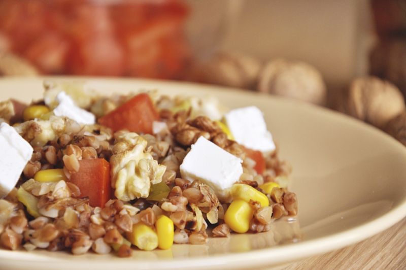 Kasza gryczana z fetą i orzechami włoskimi Kasza gryczana z fetą i orzechami włoskimi