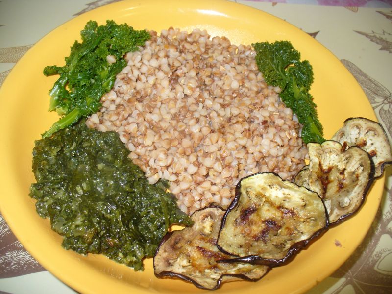 Kasza gryczana z jarmużem,bakłażanem i szpinakiem