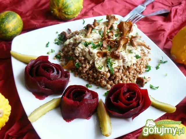 Kasza gryczana z kurkami w sosie  Kasza gryczana z kurkami w sosie