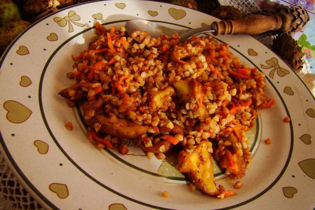 Kasza gryczana z maślakami i marchewką