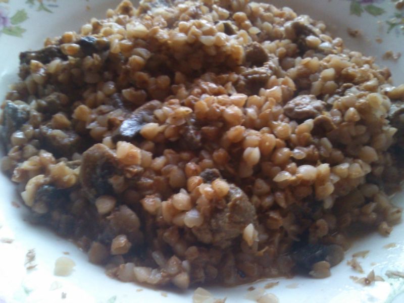 Kasza gryczana z mięsem i pieczarkami Kasza gryczana z mięsem i pieczarkami