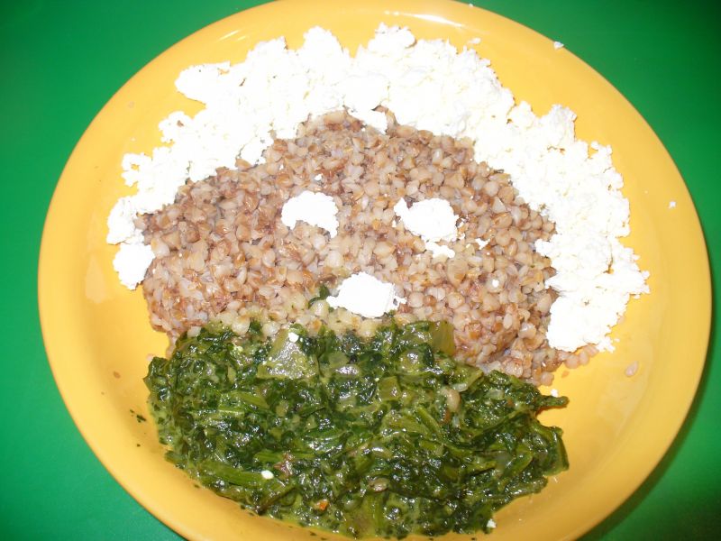 Kasza gryczana z serem i czosnkiem niedźwiedzim