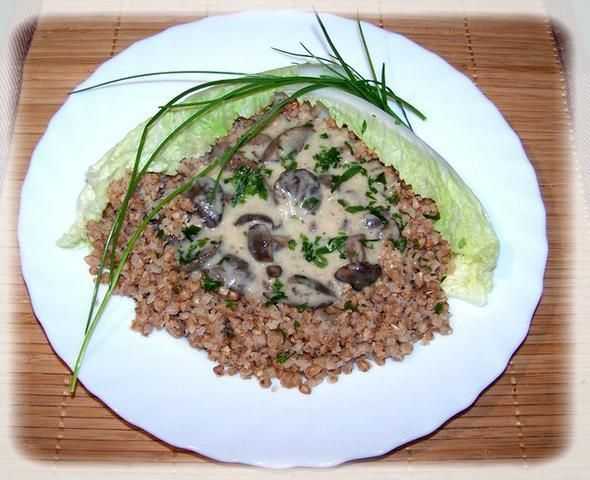 Kasza gryczana z sosem grzybowym.