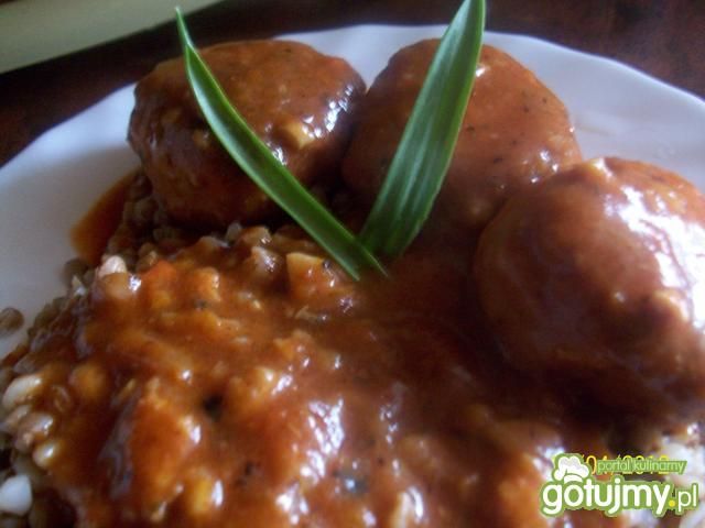 Kasza gryczana z sosem i pulpetami