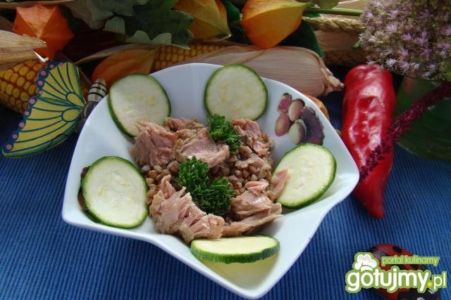 Kasza gryczana z tuńczykiem i cukinią